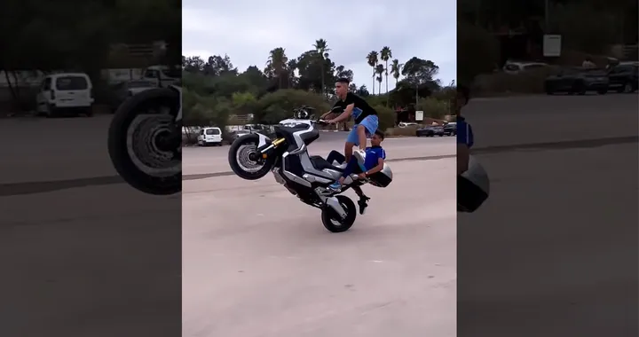 A 15 anni impenna su un Honda X-ADV: il video