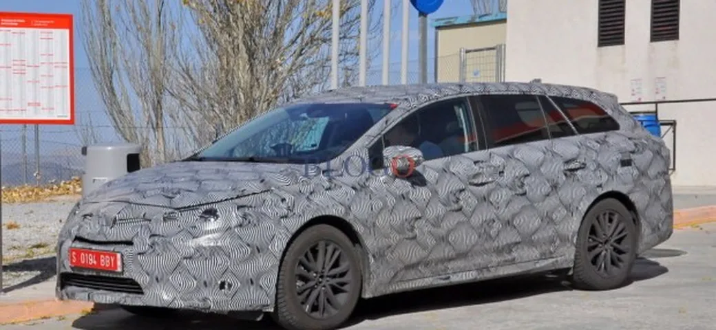 Toyota Avensis: foto spia della wagon