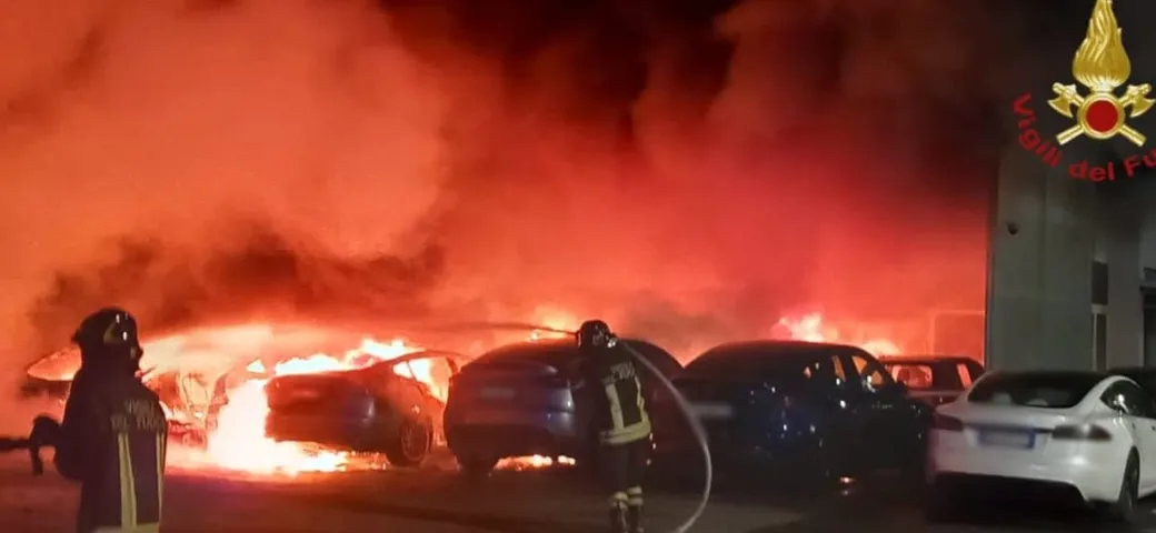 Impazza la protesta contro Musk a Roma, ben 17 Tesla date alle fiamme