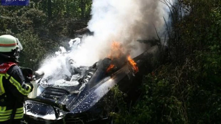 McLaren MP4-12C distrutta dalle fiamme dopo incidente