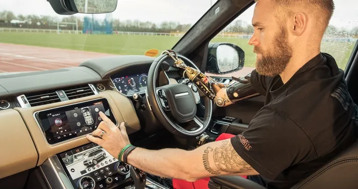 Jaguar Land Rover presenta "Mobility", la portiera che si apre da sola