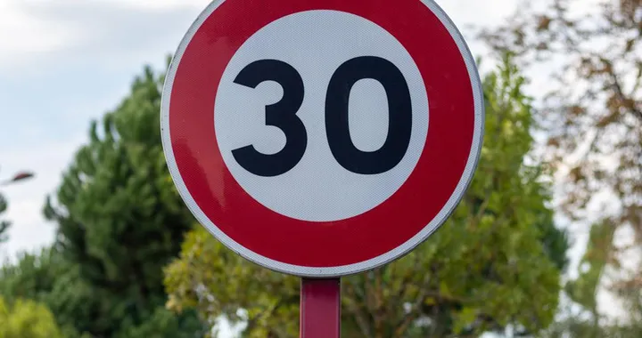 Spagna: in città il nuovo limite è 30 km/h