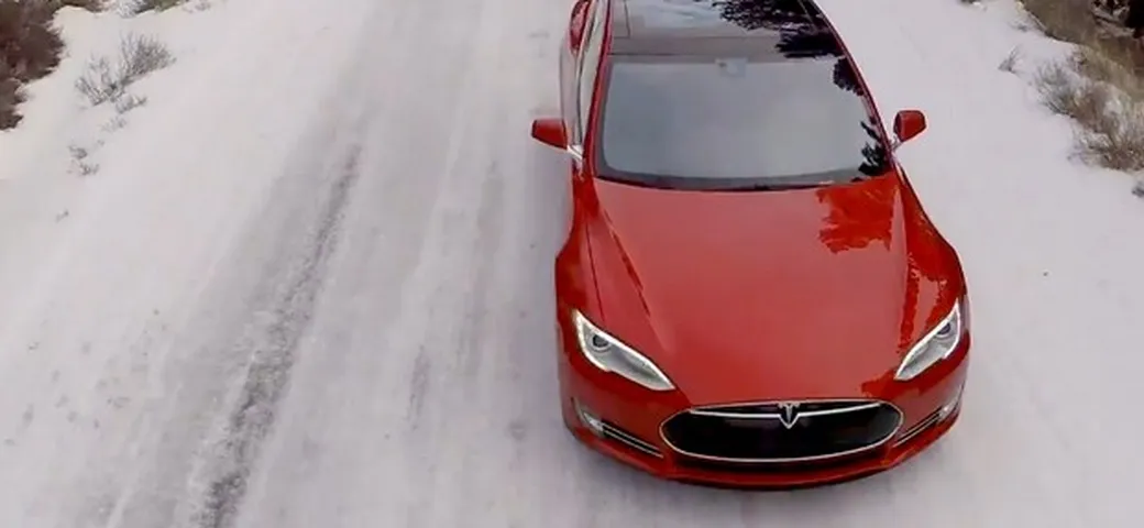 Tesla Model S P85D su neve e ghiaccio [Video]
