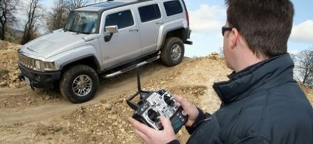 Un Hummer H3 telecomandato