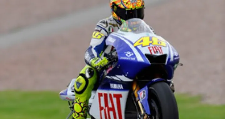 Festival di cadute al Sachsenring. Rossi,  "magia" bagnata. Yamaha "cannibale". Bene Ducati: non solo Stoner!