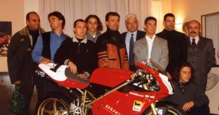 Foto del giorno: Ducati 916 in dolce compagnia