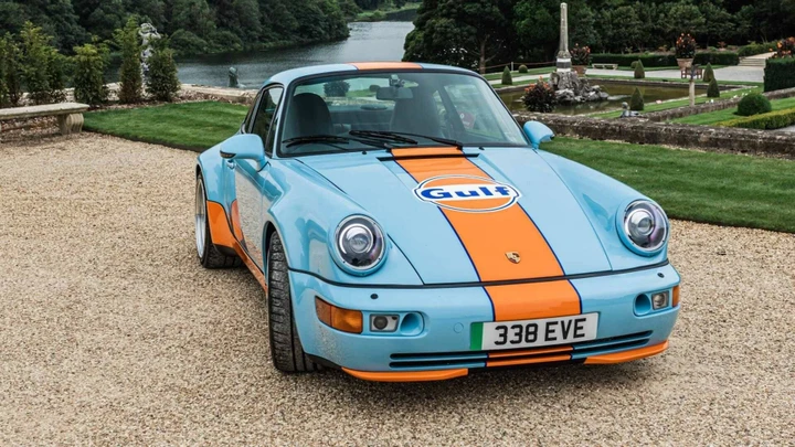 Porsche 964 Gulf Signature Edition: il restomod elettrico da 507 CV