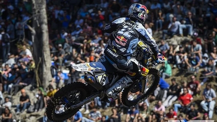 Mondiale MX-GP 2015: Nagl torna sul gradino più alto del podio. Seguono Desalle e Cairoli.