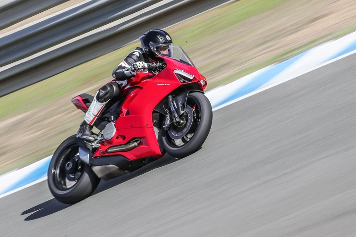 Ducati Panigale V2: la prova in pista a Jerez (VIDEO)