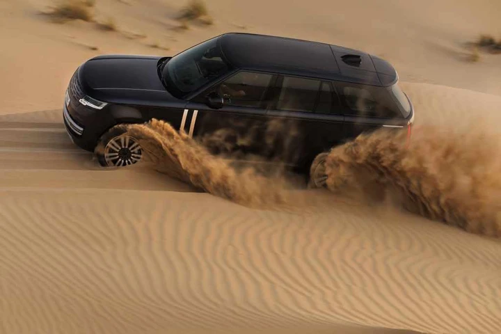 Range Rover Elettrica: test estremi nel deserto prima del lancio