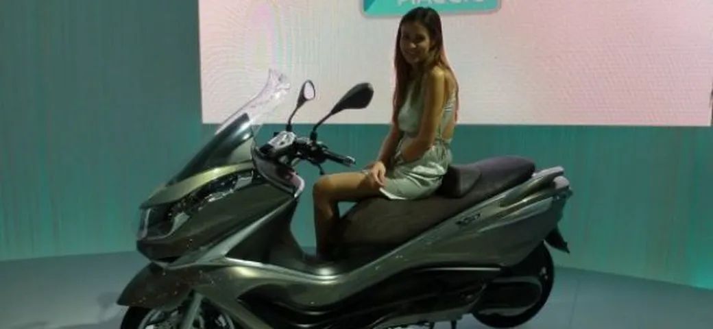 Piaggio X10 2012: Salone Eicma Milano 2011