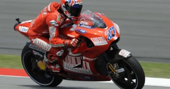 MotoGP: Stoner precede Lorenzo e Pedrosa nelle libere a Valencia. Rossi 4°