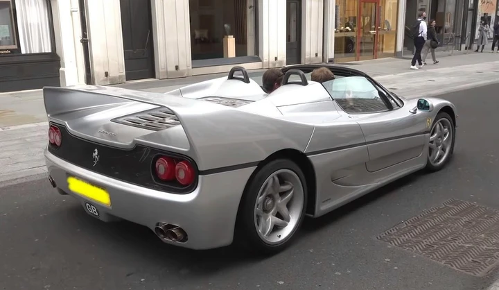 Ferrari F50: il suo V12 si scatena a Londra [Video]