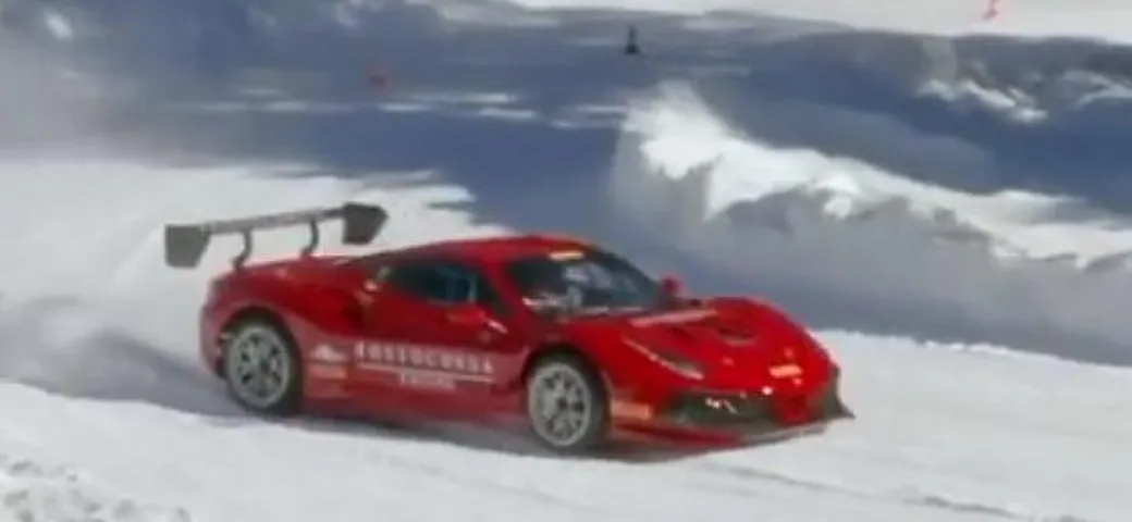 Ferrari 488 Challenge EVO: acrobazie sulla neve [Video]