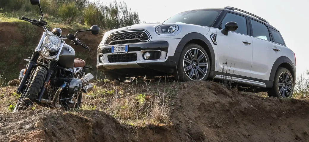 Mini Cooper SD Countryman All4 VS BMW R NineT Scrambler