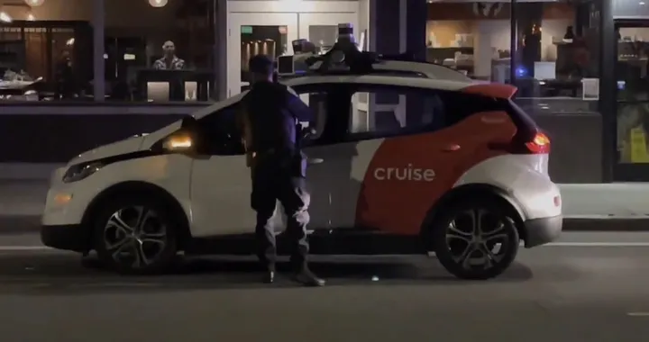 Polizia ferma auto a guida autonoma: ecco cosa fa l'algoritmo [Video]