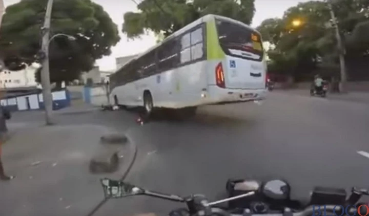 Con la moto sotto il bus in Brasile [Video]