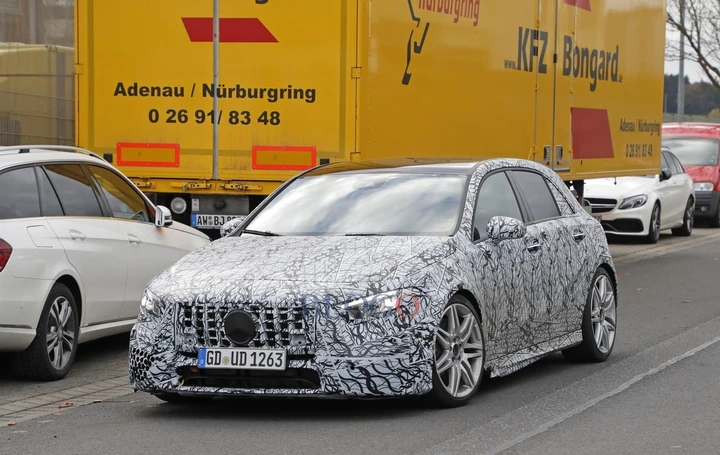 Mercedes A45 AMG: foto spia al Nürburgring