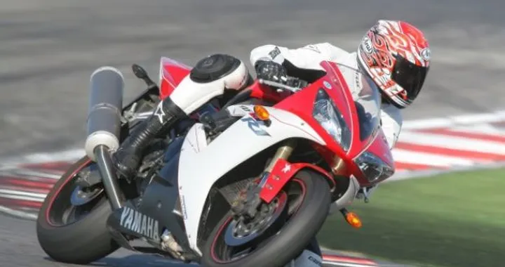 Scatto in Corsa: Yamaha R1 del 2002