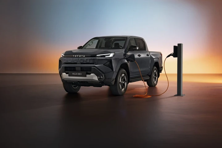 Toyota lancia Hilux Full Electric, il pick-up diventa a batteria: le novità