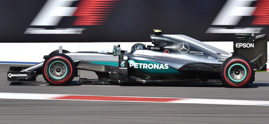 GP Russia F1 2016: Rosberg show su Hamilton, podio Kimi. Vettel subito fuori