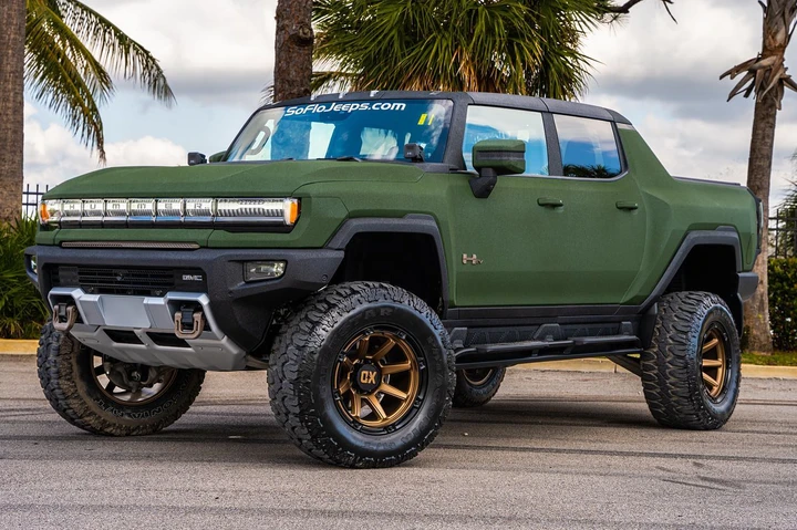 GMC Hummer EV rivestito in Kevlar negli Stati Uniti | Video