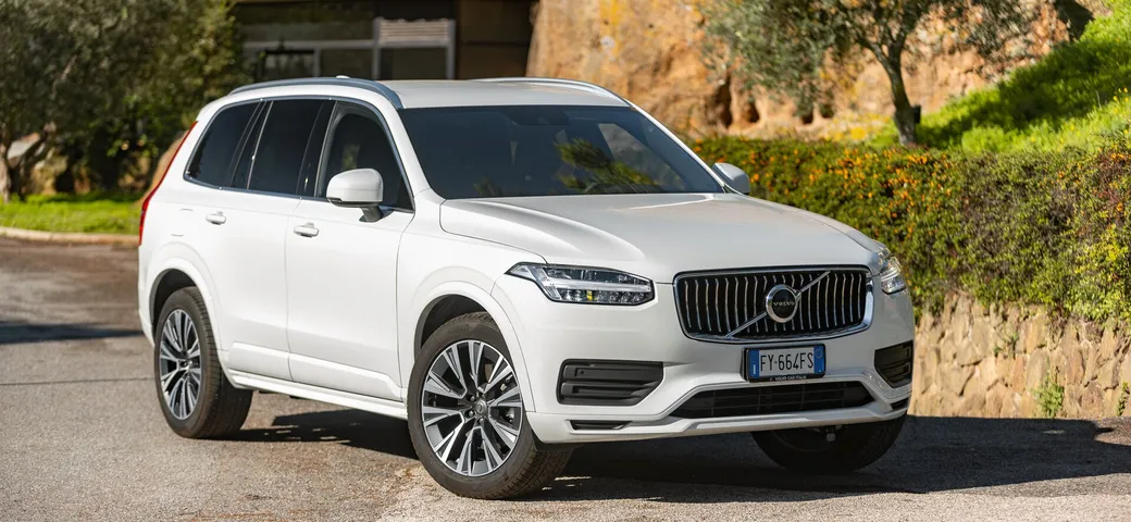 Volvo XC90 B5: la prova su strada