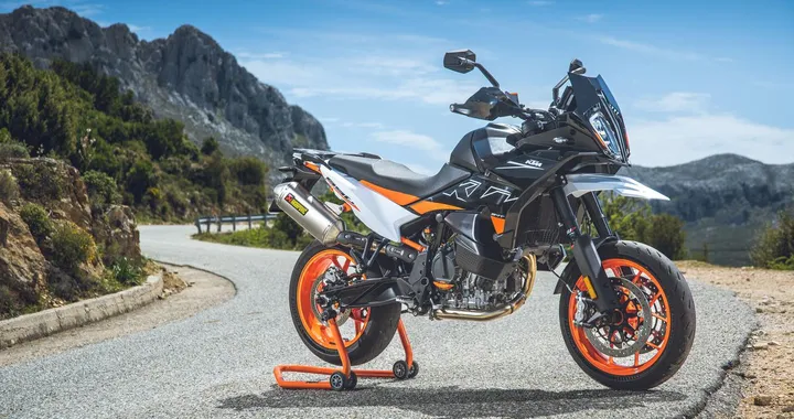 KTM 890 SMT 2023: ecco la nuova promozione Tech Pack