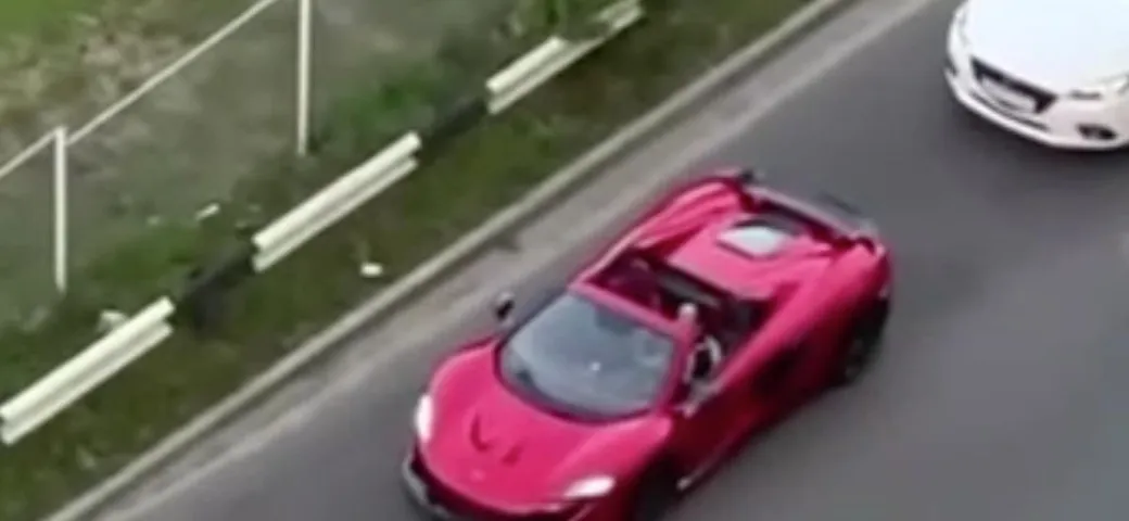 Sorpassa a destra con la McLaren e finisce male [Video]