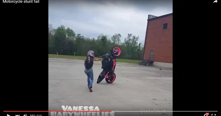 Moto sfugge al controllo della sua acrobata [Video]