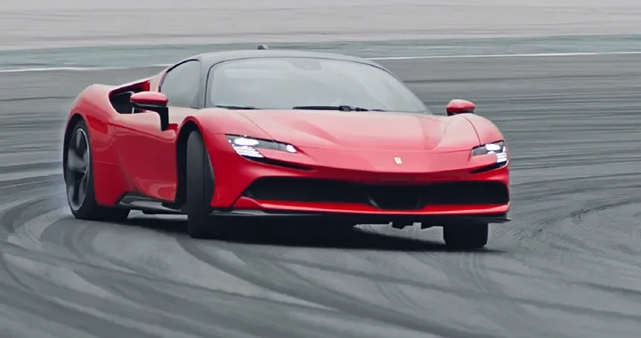 Ferrari SF90 Stradale: ibrida da panico [Video]