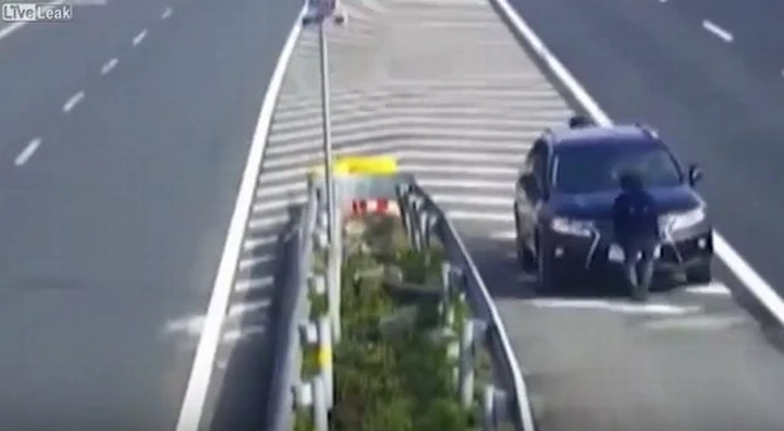 Copre la targa grazie al passeggero