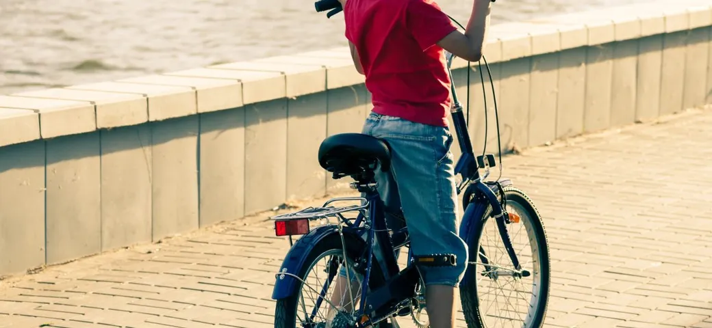 Bambino di 8 anni multato dopo caduta sulla ciclabile: sanzione surreale