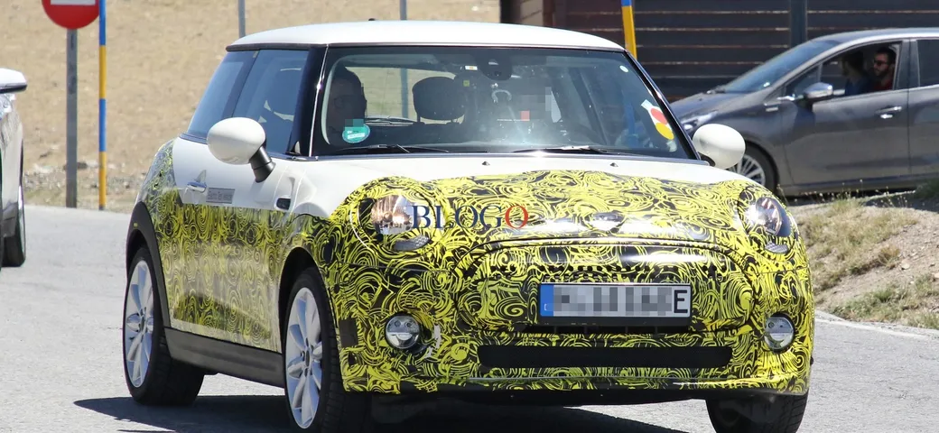 MINI Cooper E: foto spia su strada