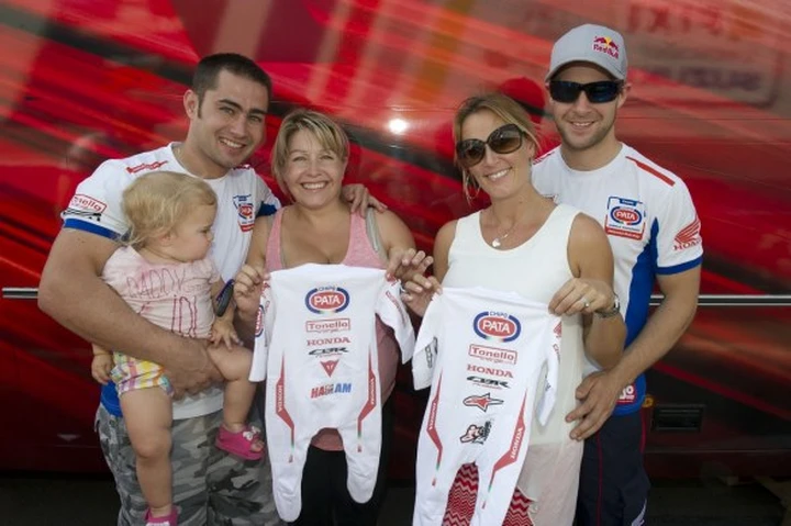 SBK: Rea e Haslam presto papà, già pronta la tuta per i bebè