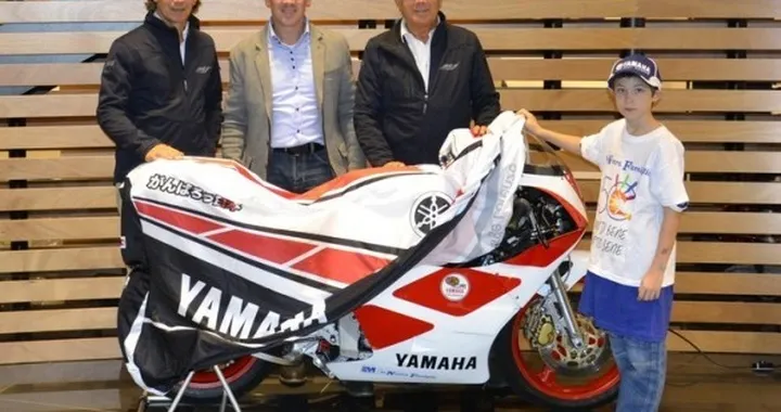 Agostini e Cadalora consegnano la Yamaha TZ250 al vincitore dell'asta benefica