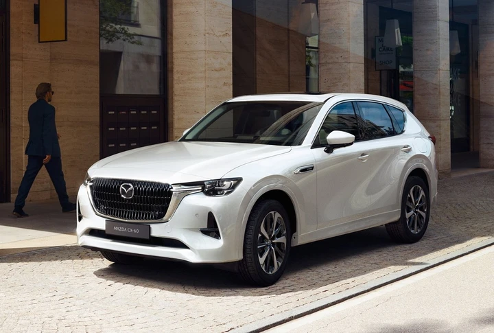 Mazda CX-60 e-PHEV: dimensioni, interni, motore ibrido plug-in, prezzi
