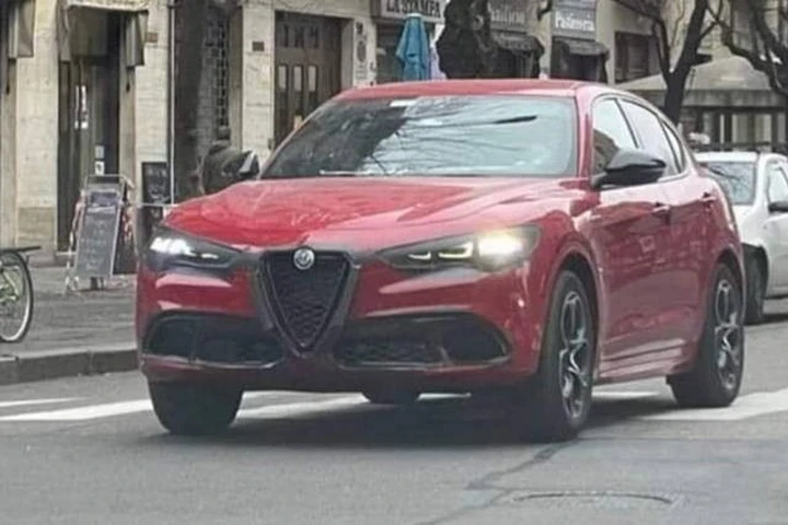 Alfa Romeo Stelvio restyling 2022: spiata durante i test