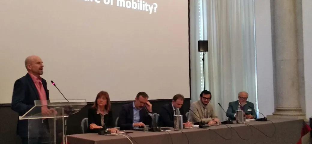 Mobilità digitale: da BMW a Waze, le nuove frontiere [Video]