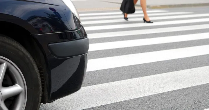 A Milano solo 2 automobilisti su 10 rispettano le strisce pedonali