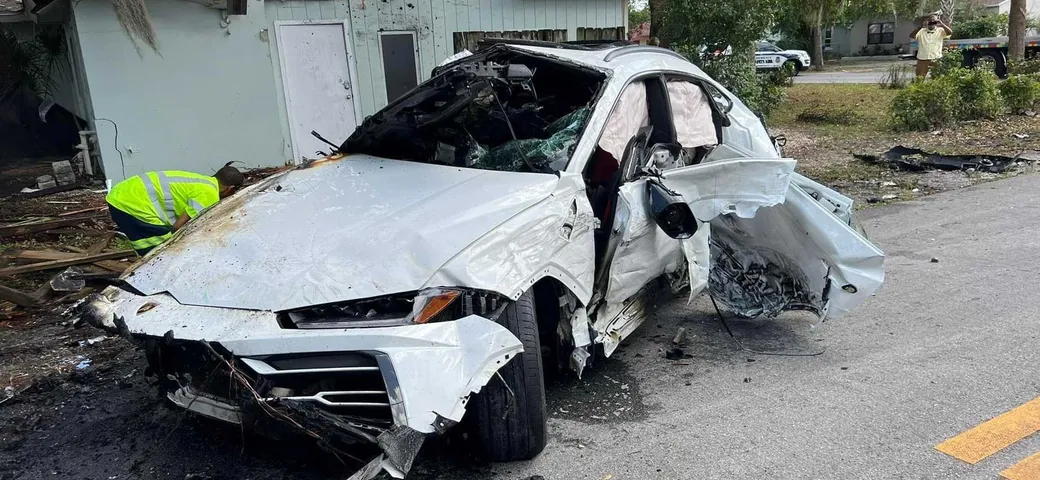 Lamborghini Urus vola sul tetto di una casa [Video]