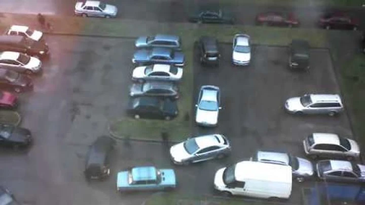 Video: il time-lapse di un bizzarro parcheggio