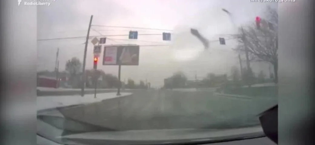 Ucraina: il dramma di un automobilista che guida tra le esplosioni [Video]