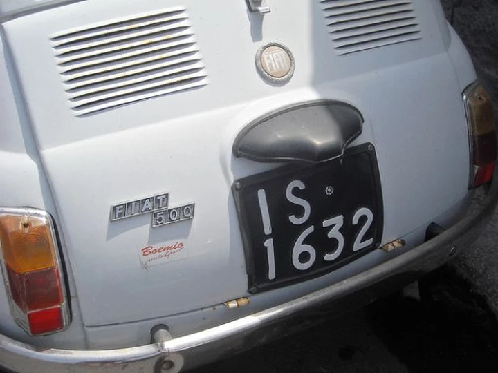 Targa illeggibile: le sanzioni previste