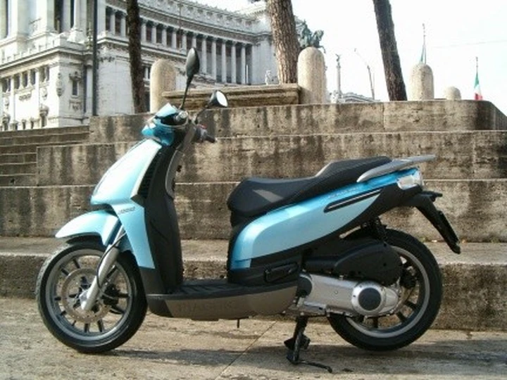 Piaggio Carnaby: nuovo scooter a ruote alte