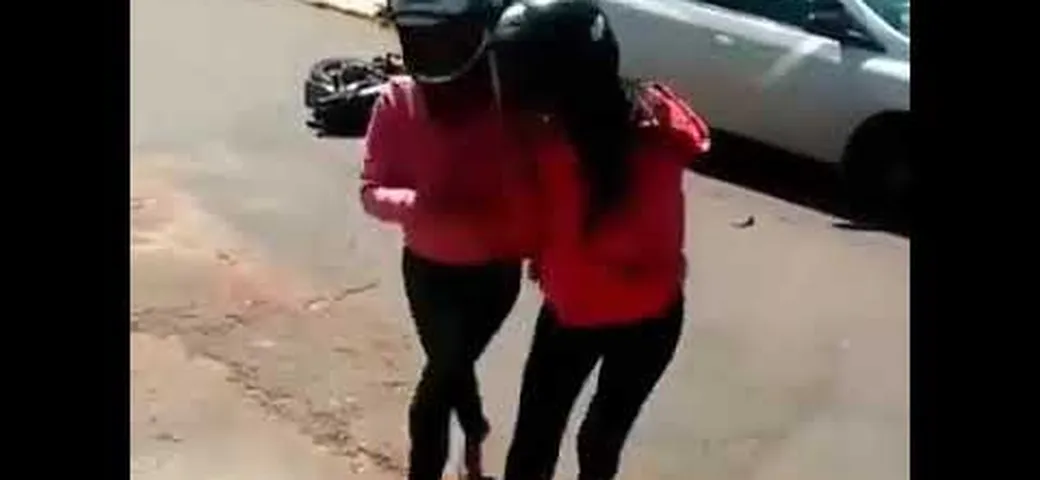 Incidente in moto scenografico per 2 ragazze con le infradito [Video]
