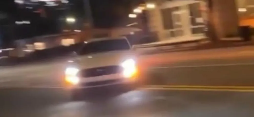 Instant karma: la Mustang evita lo schianto, ma non la Polizia... [Video]