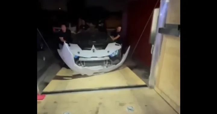La Lamborghini Huracán viene spinta a mano verso un costoso epilogo