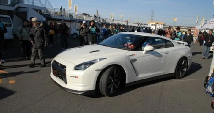 Mine's Nissan GT-R in pista