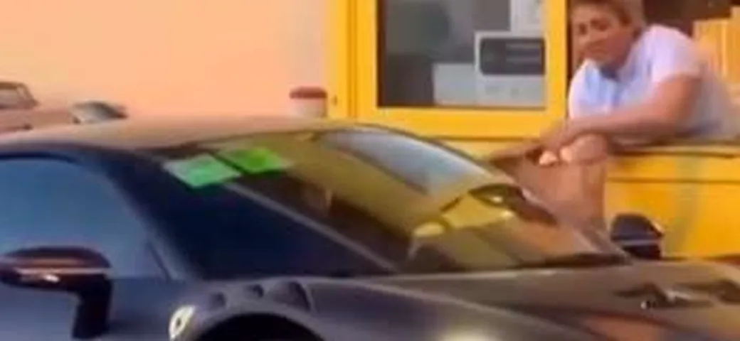 Charles Leclerc si consola al McDonald's dopo la delusione di Imola